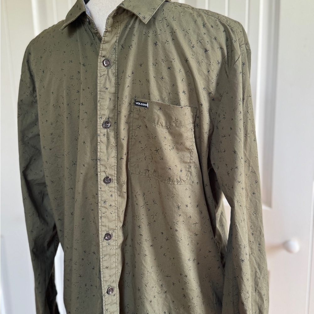 VOLCOM Men's Smashed Star Long Sleeve Button Up Military Green Modern Fit Shirt - Picture 10 of 13